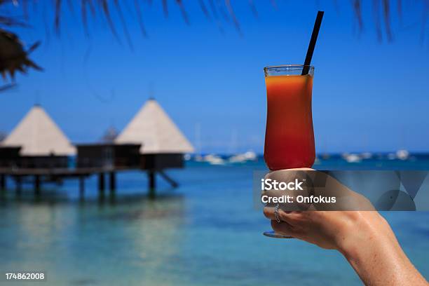 Mulher Mão Segurando Um Cocktail Na Estância Tropical - Fotografias de stock e mais imagens de Adulto