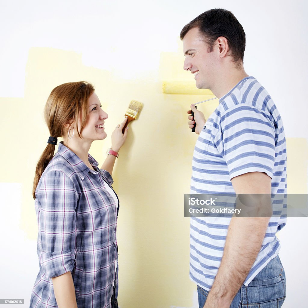 couple heureux Peindre le mur - Photo de Activité libre de droits