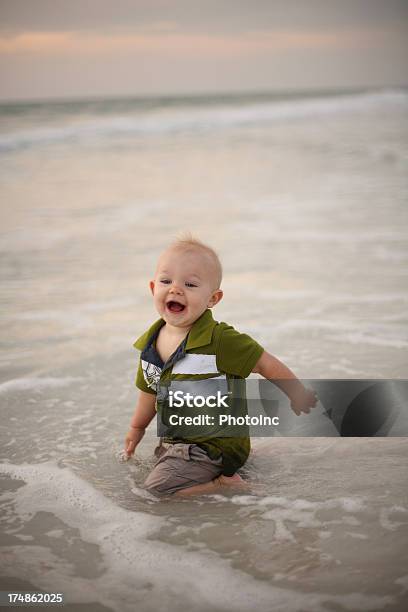 Bambino Ragazzo Giocando Nel Surf - Fotografie stock e altre immagini di Abbigliamento - Abbigliamento, Abbigliamento da neonato, Acqua