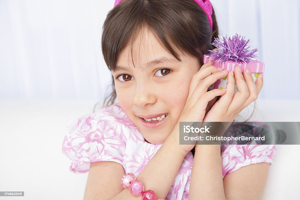 Aniversário Menina tentando descobrir o seu actual - Royalty-free 6-7 Anos Foto de stock