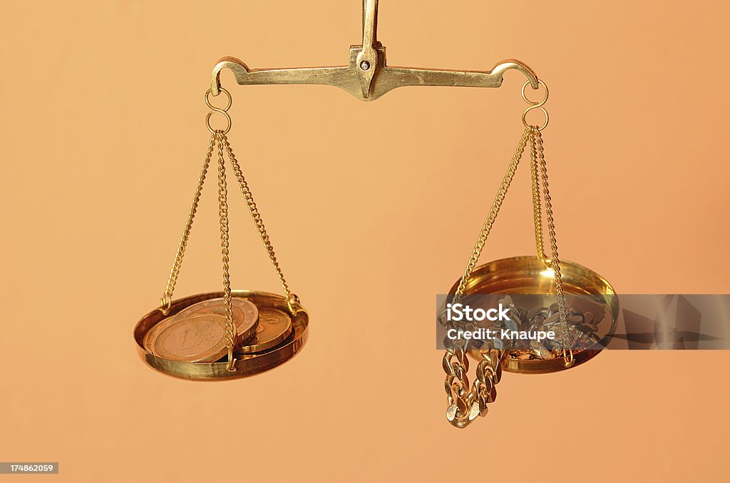 Equilibrio tra il danaro e gioielli d'oro su scale - Foto stock royalty-free di Dorato - Colore descrittivo