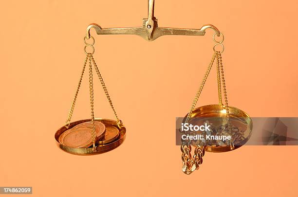 Equilibrio Tra Il Danaro E Gioielli Doro Su Scale - Fotografie stock e altre immagini di Dorato - Colore descrittivo - Dorato - Colore descrittivo, Oro - Metallo, Bilancia - Strumento