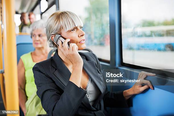 Foto de Empresária Como Meio De Transporte Por Ônibus E Falando No Telefone Celular e mais fotos de stock de Assento de veículo