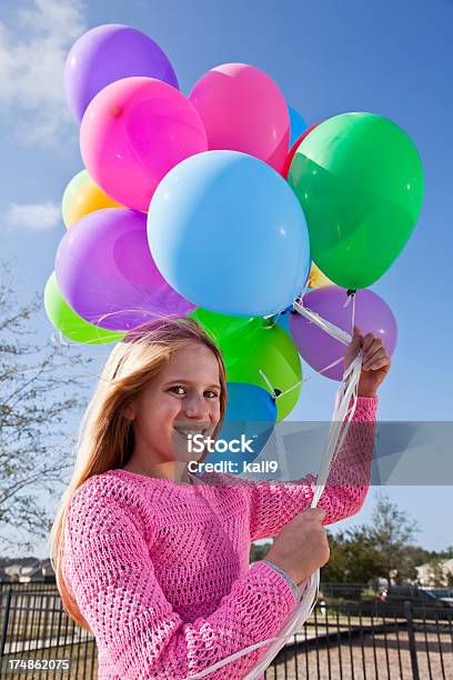 Mädchen Holding Ballons Stockfoto und mehr Bilder von 8-9 Jahre - 8-9 Jahre, Blick in die Kamera, Blondes Haar