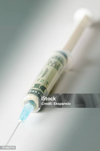 Photo libre de droit de Dollar Us En Espèces Par Injection Avec Une Seringue banque d'images et plus d'images libres de droit de Chirurgie esthétique