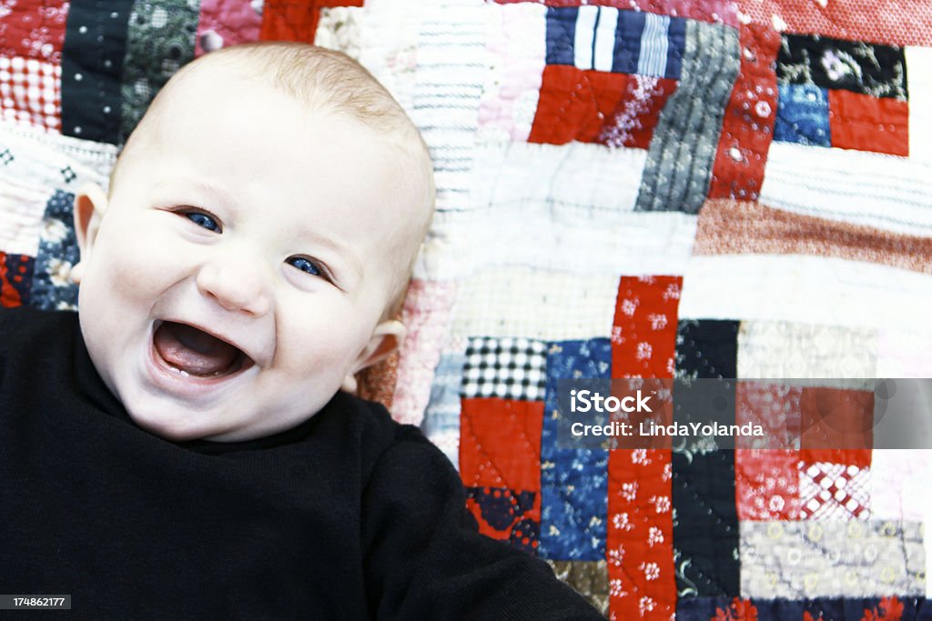 Heureux petit garçon sur Quilt - Photo de 0-11 mois libre de droits