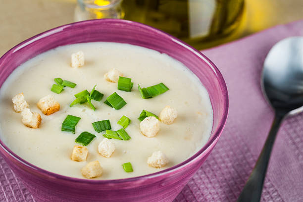 суп из лука порея - crouton fried bread vegan food bowl стоковые фото и изображения