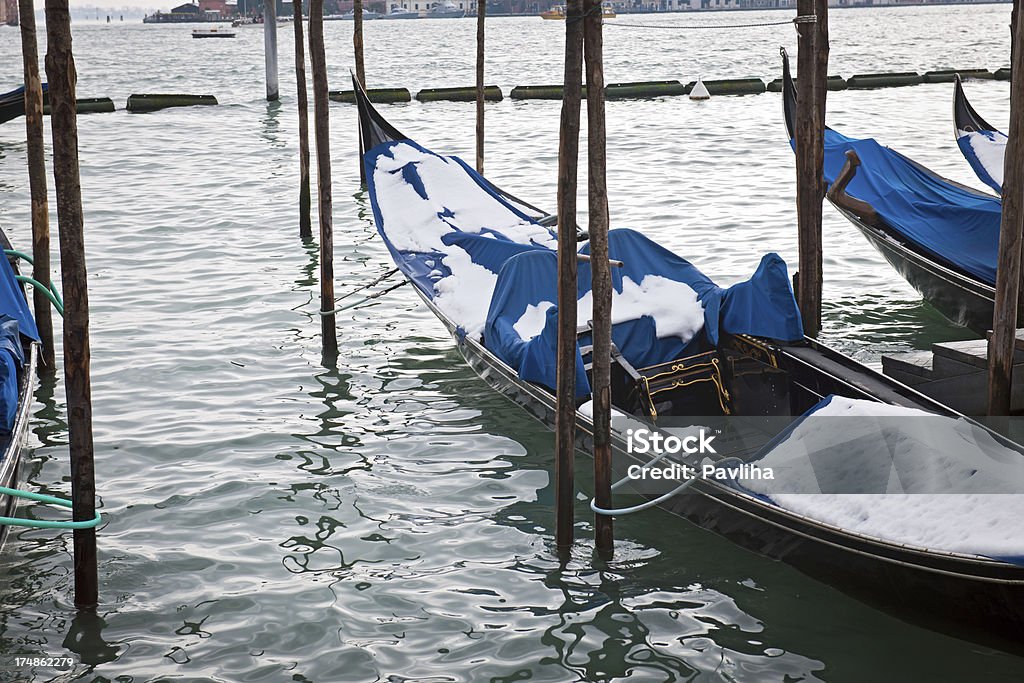 Neve su gondole Grand canali veneziani, Italia - Foto stock royalty-free di Acqua