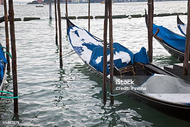 Neve Su Gondole Grand Canali Veneziani Italia - Fotografie stock e altre immagini di Acqua - Acqua, Ambientazione esterna, Asta - Oggetto creato dall'uomo