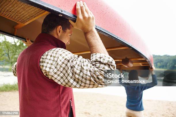 Direzione Verso Il Lago - Fotografie stock e altre immagini di Abbigliamento casual - Abbigliamento casual, Acqua, Adulto