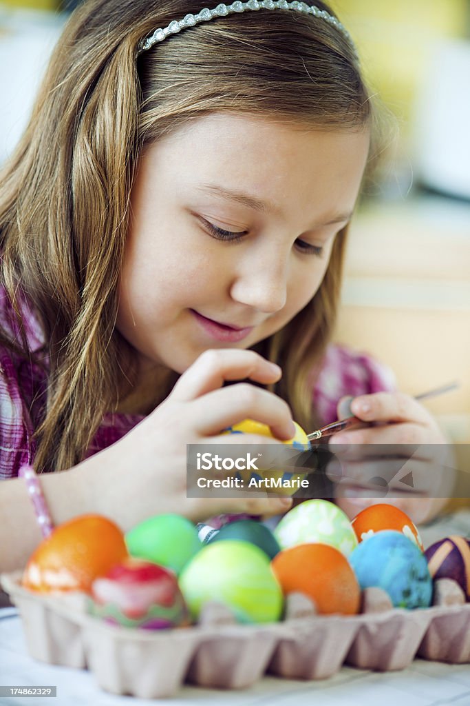 Petite fille peindre oeufs de Pâques - Photo de 8-9 ans libre de droits