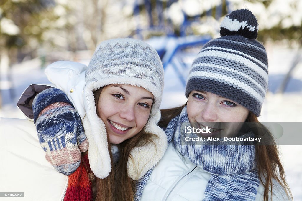 Inverno. Meninas ao ar livre. - Foto de stock de Adolescentes Meninas royalty-free