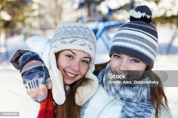 Foto de Inverno Meninas Ao Ar Livre e mais fotos de stock de Adolescentes Meninas - Adolescentes Meninas, Natal, Abraçar
