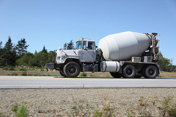 camião de cimento - truck motion road cement truck imagens e fotografias de stock