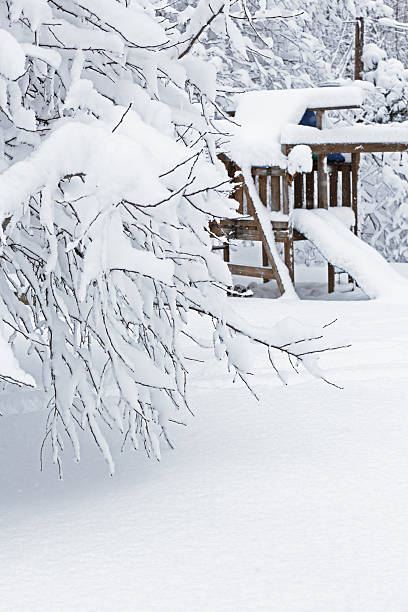 blizzard pogrzebany stoczni swingset z tyłu - isweather2013 zdjęcia i obrazy z banku zdjęć