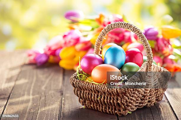 色のイースター卵籐のバスケットチューリップ - イースターエッグのストックフォトや画像を多数ご用意 - イースターエッグ, 籠, 動物の卵