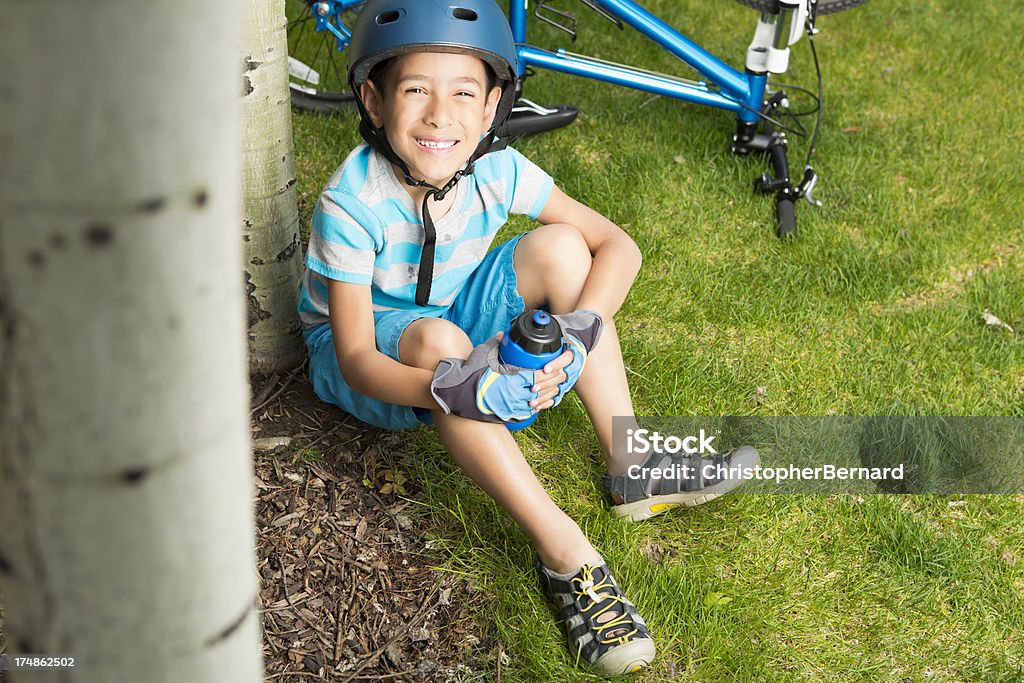 Young boy には、山でのサイクリング - ウォーターボトルのロイヤリティフ�リーストックフォト