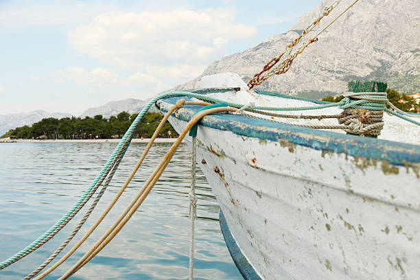 curado barco con coloridos anclaje metálico baliza croacia - moored nautical equipment circle rope fotografías e imágenes de stock