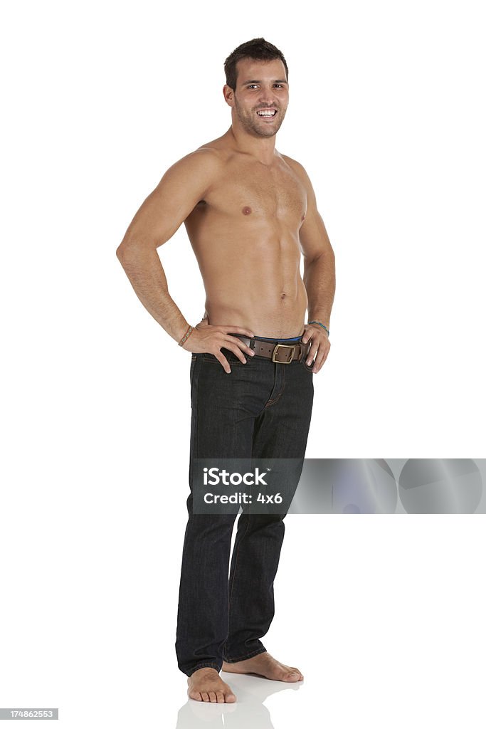 Attraente giovane sorridente uomo muscolare in posa - Foto stock royalty-free di A petto nudo