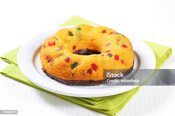 En Forma De Pasta Con Fruta Confitada Foto de stock y más banco de imágenes de Al horno - Al horno, Alimento, Bizcocho