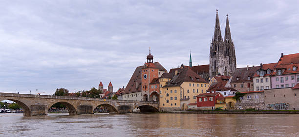 aterro de regensburg - arch bridge regensburg ancient germany imagens e fotografias de stock