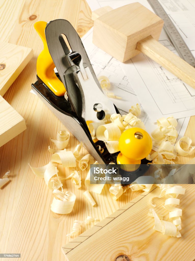 Copeaux de bois et un avion - Photo de Bois de construction libre de droits