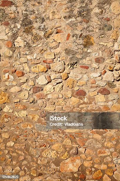 Viejo Grunge Wall Foto de stock y más banco de imágenes de Abstracto - Abstracto, Agrietado, Aire libre