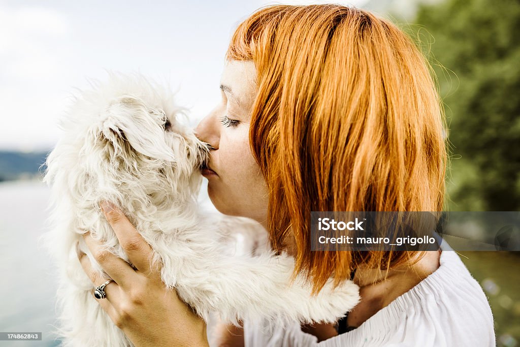 Femme Embrasser son chien - Photo de 20-24 ans libre de droits