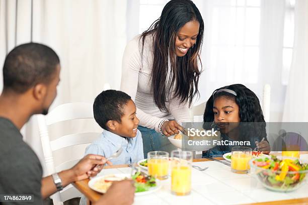 가족 식사 아이에 대한 스톡 사진 및 기타 이미지 - 아이, 아프리카 민족, 어머니