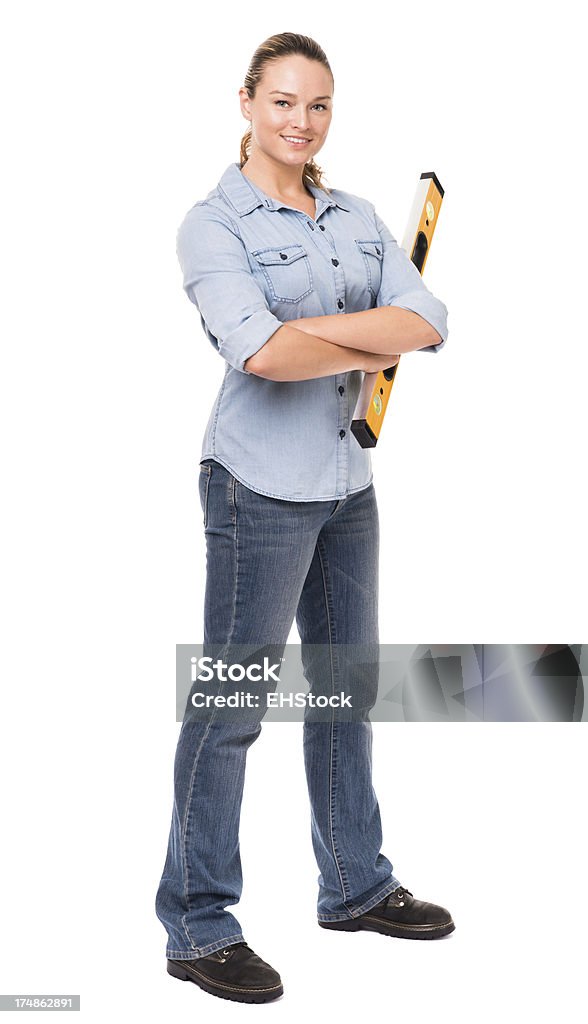 Jovem mulher com nível de construção isolado no fundo branco - Foto de stock de Adulto royalty-free