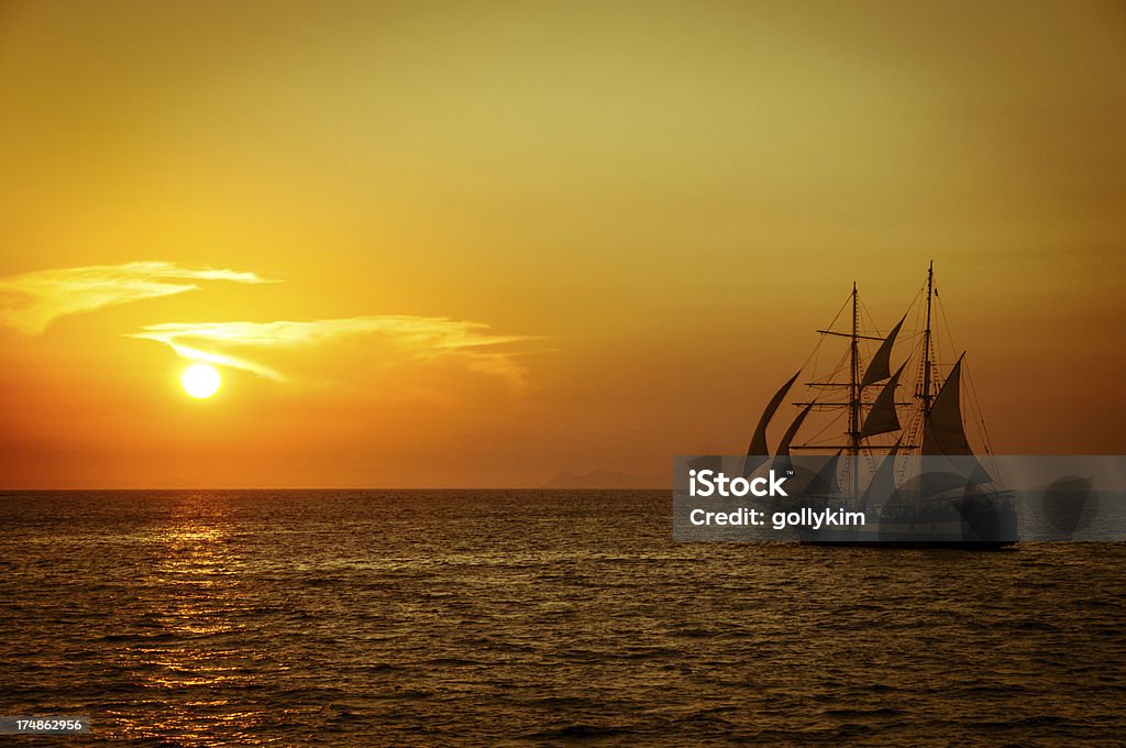 Pôr do sol dourado Navegue na caldeira, Santorini, Grécia - Foto de stock de Pôr-do-sol royalty-free