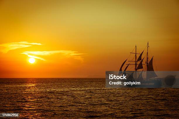 Foto de Pôr Do Sol Dourado Navegue Na Caldeira Santorini Grécia e mais fotos de stock de Pôr-do-sol