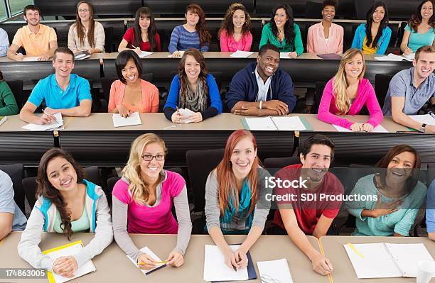 Foto de Faculdade Palestra Hall Repleto De Prazer Diversos Alunos e mais fotos de stock de Acontecimentos da Vida