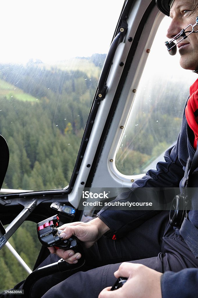 Pilota nella cabina di pilotaggio di un elicottero moderno - Foto stock royalty-free di Cabina di pilotaggio