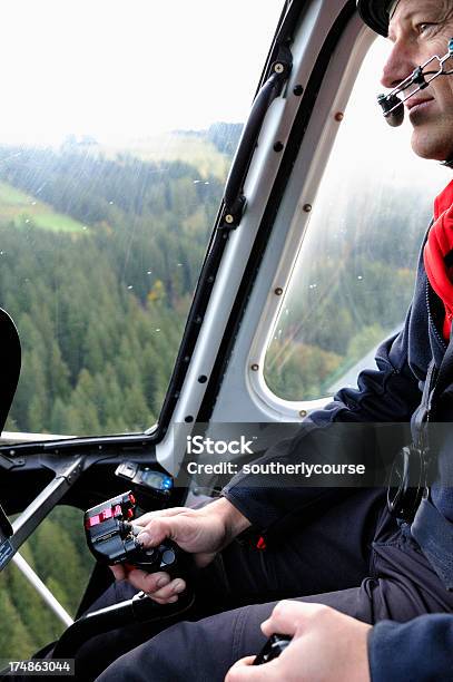 Pilota Nella Cabina Di Pilotaggio Di Un Elicottero Moderno - Fotografie stock e altre immagini di Cabina di pilotaggio