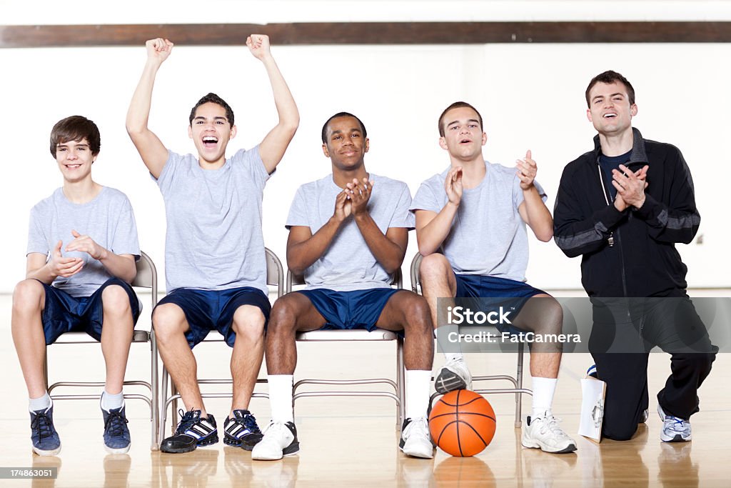 High School Boys con entrenador del equipo de básquetbol - Foto de stock de Educacion fisica libre de derechos