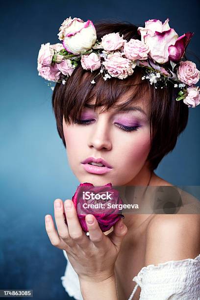 Foto de Maciez Mulher Bonita Com Flores e mais fotos de stock de 20-24 Anos - 20-24 Anos, Adulto, Azul