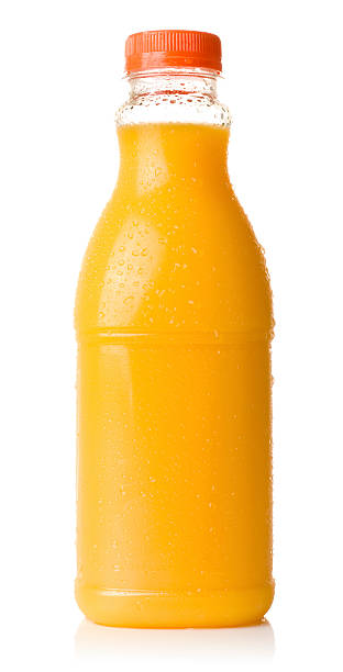 botella de bebida fría de jugo de naranja sobre un fondo blanco - zumo de naranja fotografías e imágenes de stock