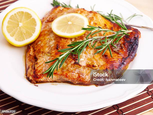 Salmón Al Horno Foto de stock y más banco de imágenes de Al horno - Al horno, Alimento, Alimentos cocinados