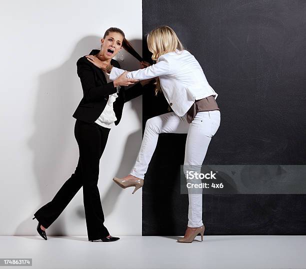 Photo libre de droit de Deux Femmes Amis Battre banque d'images et plus d'images libres de droit de Adulte - Adulte, Amitié, Amitié féminine