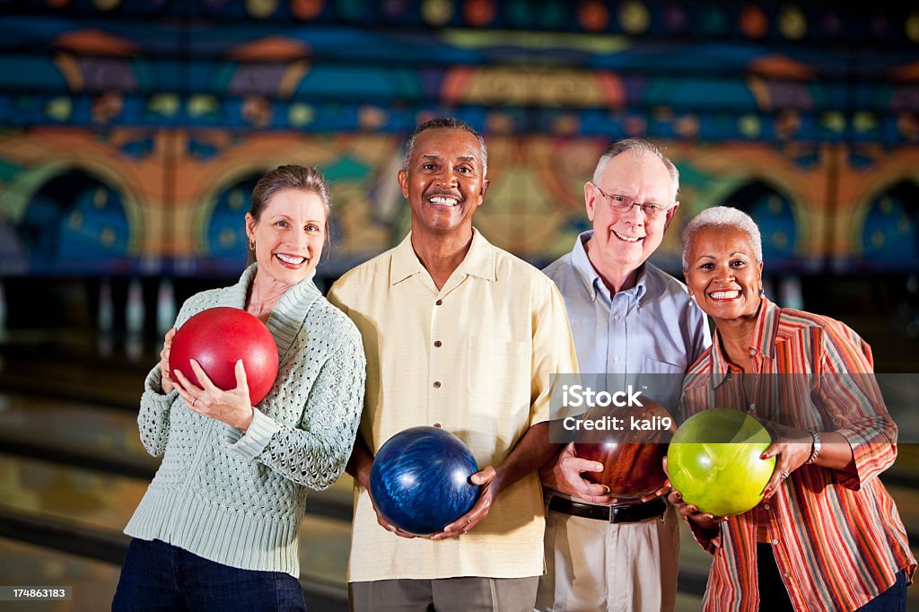 Seniors en la sala de bolos - Foto de stock de Bolos americanos - Deporte de equipo libre de derechos