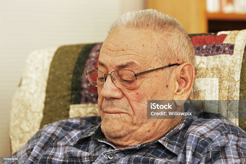 노인 남자 루킹 침울 - 로열티 프리 슬픔 스톡 사진