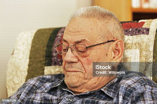노인 남자 루킹 침울 슬픔에 대한 스톡 사진 및 기타 이미지 - 슬픔, 80-89세, 건강관리와 의술