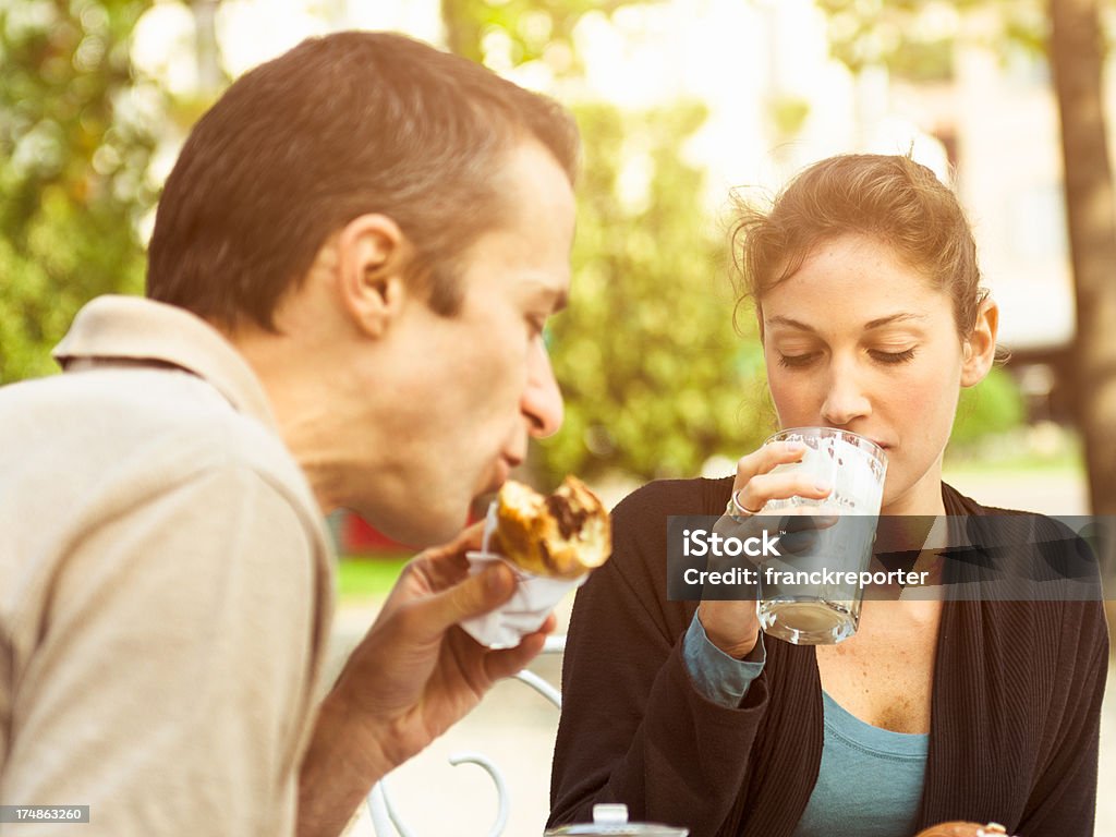 Pessoas fazem do café da manhã ao ar livre - Foto de stock de 20-24 Anos royalty-free