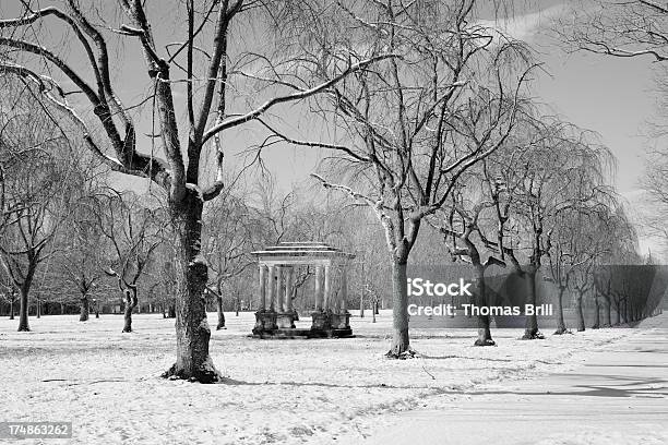 Monumento En El Parque Foto de stock y más banco de imágenes de Cenador - Cenador, Nieve, Aire libre