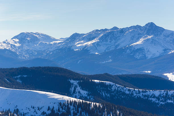 vail, colorado, con vista a las montañas, área de esquí en invierno - skiing colorado sawatch range usa fotografías e imágenes de stock