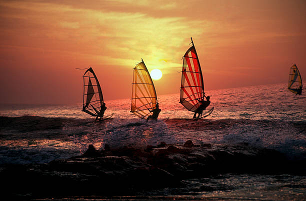 windsurf ao pôr do sol - letter p fotos imagens e fotografias de stock