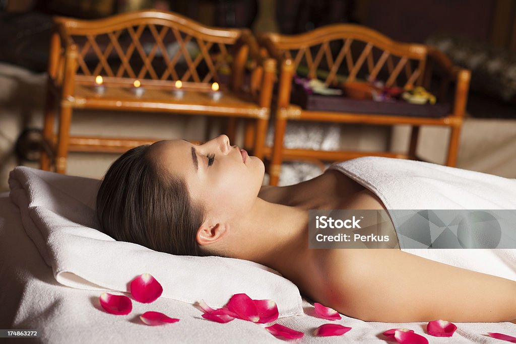 Hermosa mujer en el spa - Foto de stock de Acogedor libre de derechos