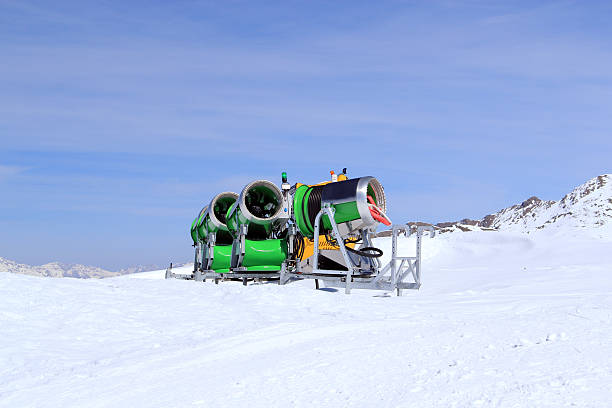 canons à neige de la station de ski - schneekanone photos et images de collection