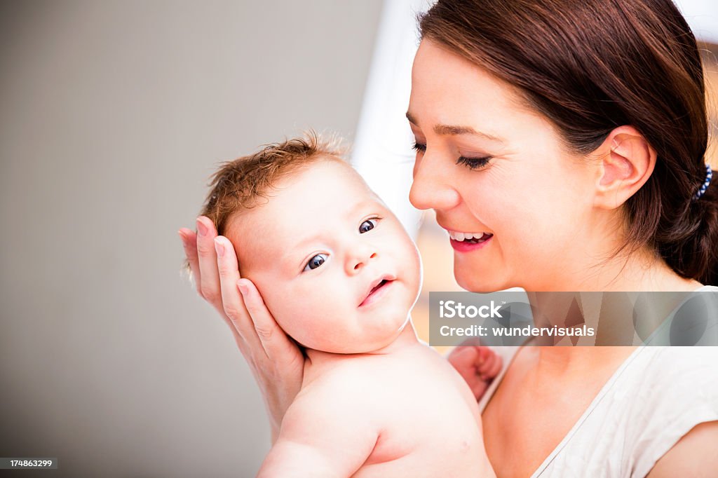Matka, Trzymając dziecko - Zbiór zdjęć royalty-free (0 - 11 miesięcy)